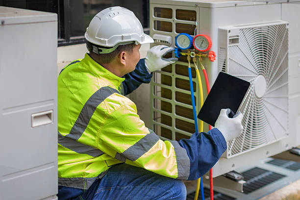 Professional Hvac technician working in Glendale, MO